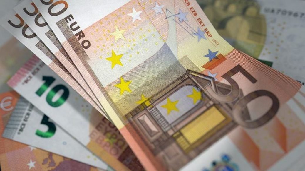 Cel mai slab leu din istorie. Ce efecte în lanț atrage scumpirea monedei euro