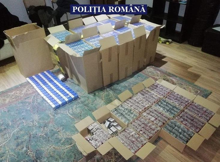 Țigarete, arme și rujuri depistate intr-o locuința in urma unei percheziții domiciliare.