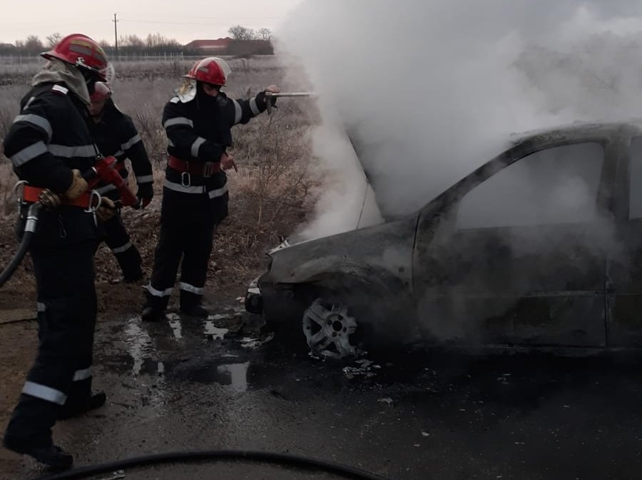 O mașină a ars complet la Seleuș