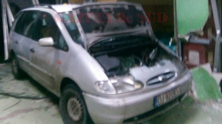 Panică la Craiova. Un șofer băut a intrat cu maşina prin uşile spitalului de Urgenţă