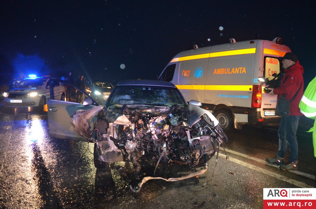 Un bărbat și două adolescente au intrat cu un Audi într-un copac lângă Șagu (Foto - Video)