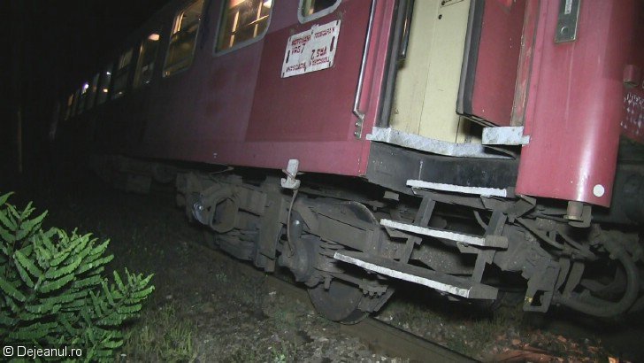 Tren de pasageri deraiat din cauza unor bolovani căzuţi pe linii. Anunţul de la CFR