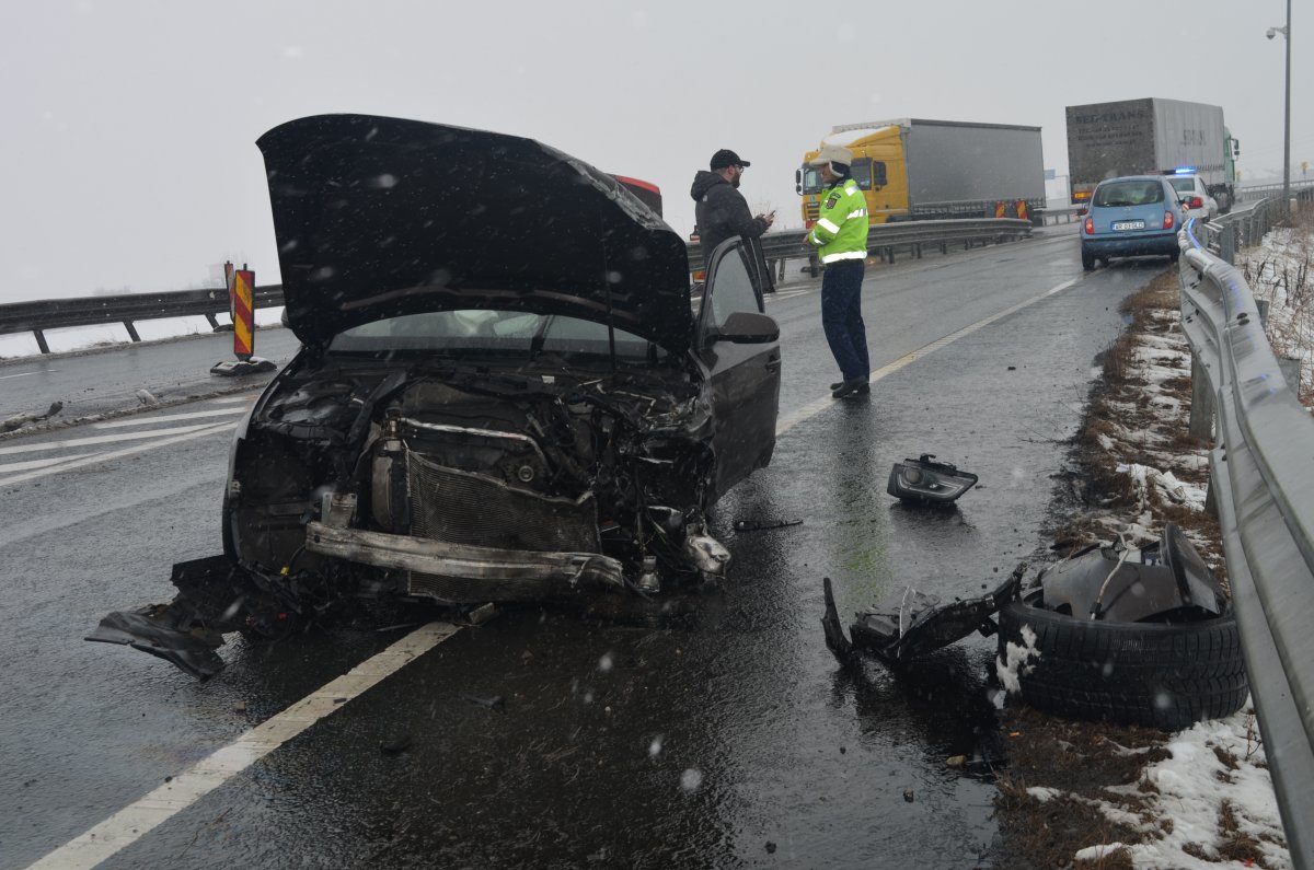 Un Audi s-a facut praf de Autostrada Arad - Timișoara (FOTO)