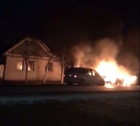 Mercedes și VW, incendiate de către un bărbat la Șiclău (Foto - Video)