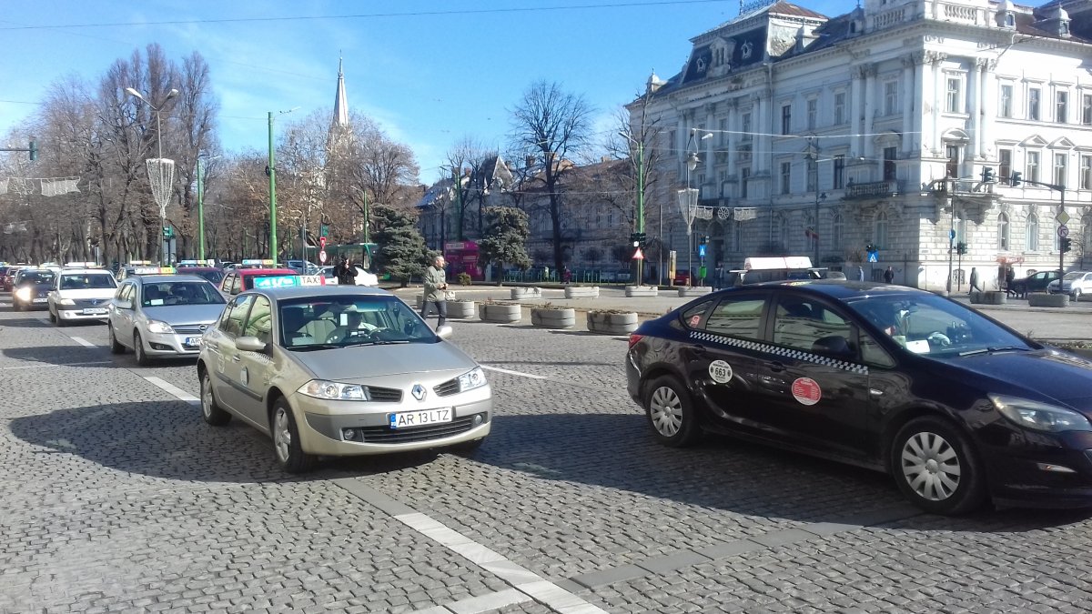 Aproape 200 de taximetriști au protestat împotriva „piraților”, îngreunând traficul în municipiu