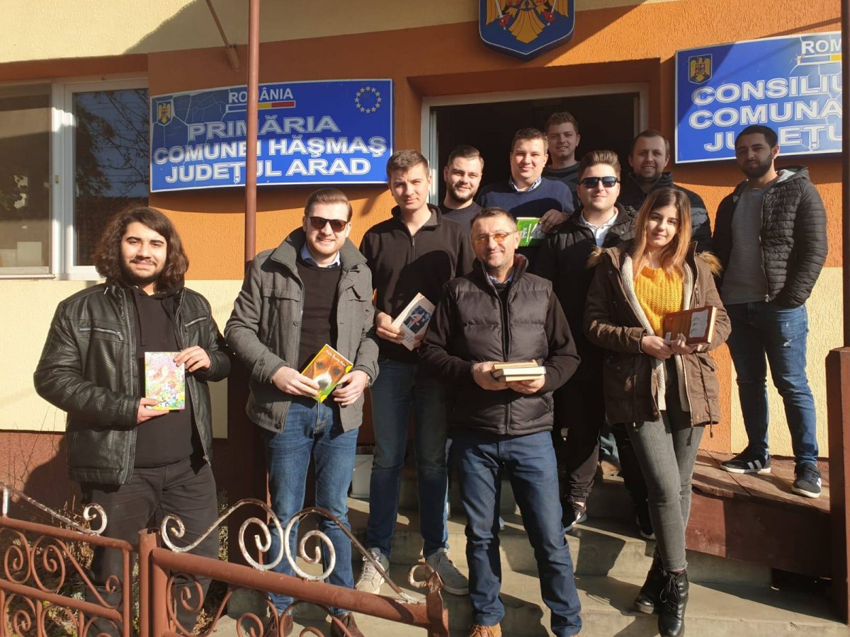 Tinerii liberali arădeni au dotat biblioteca din Hășmas cu peste 1.200 de cărți