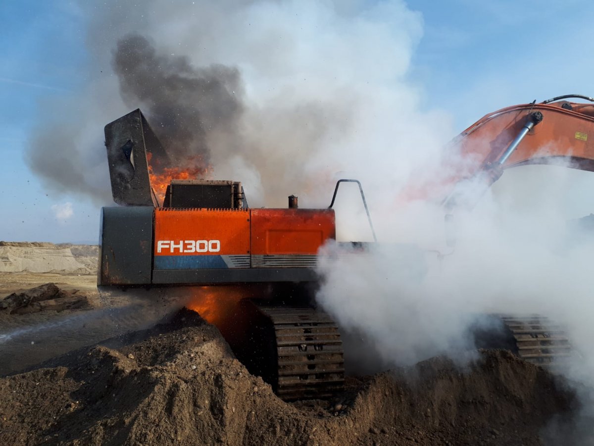Un excavator a ars complet în balastieră la Sâmbateni