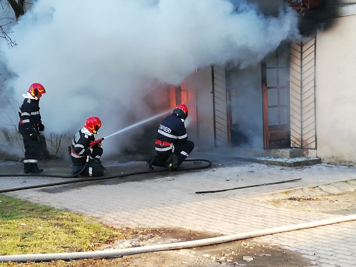 Incendiu magazie in orasul Sebis (Foto-Video)