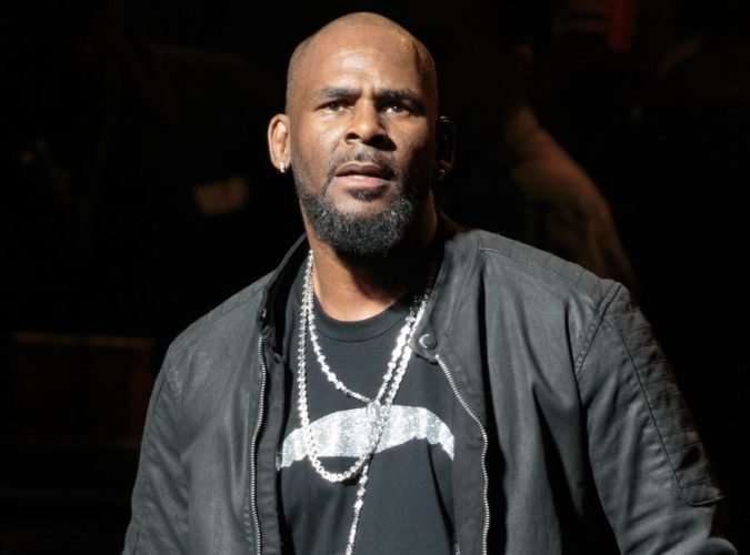 R. Kelly s-a predat poliției și riscă ani grei de închisoare