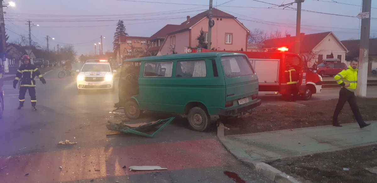 Bărbat mort în accident cu Opel contra microbuz: Filmul accidentului