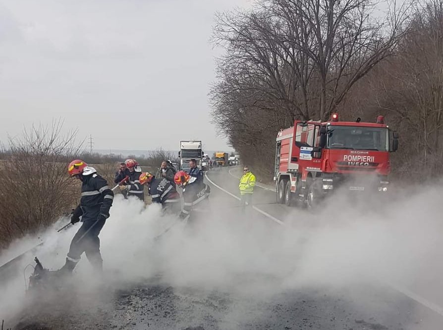 O remorcă a luat foc pe DN 7 în apropiere de Vărădia de Mureș