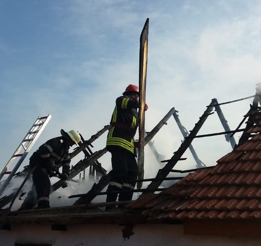 Incendiu la o locuință în orașul Chisineu Criș
