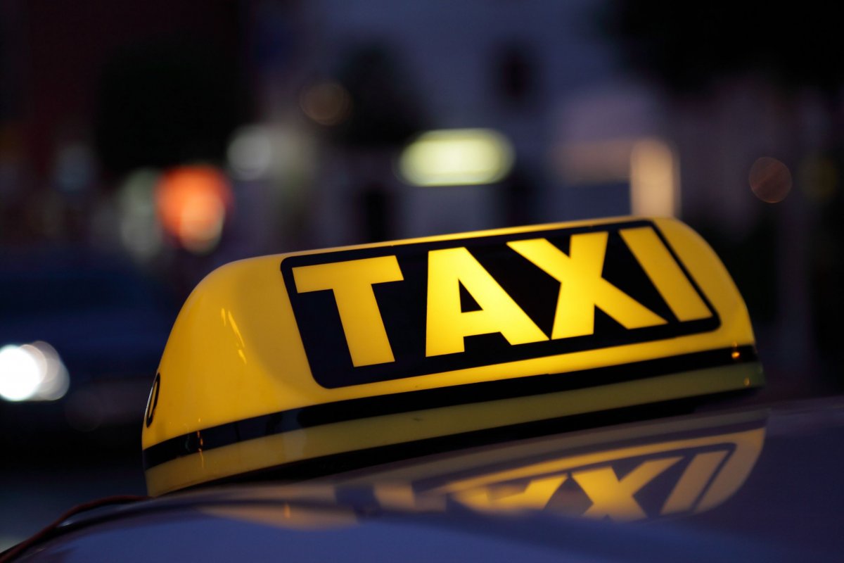Scandal printre taximetriștii din Lipova; câteva firme din oraș sunt acuzate că lucrează la negru, cu zilieri pe post de șoferi