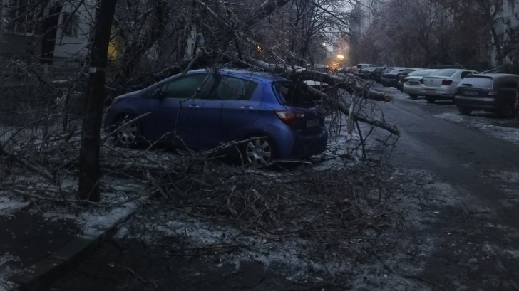Bilanţ dezastruos după îngheţ: 1800 de intervenţii în Bucureşti şi Ilfov, 440 de maşini avariate
