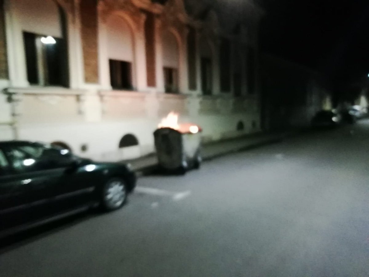 Piroman prins de Poliția Locală: bărbatul a incendiat mai multe containere de gunoi