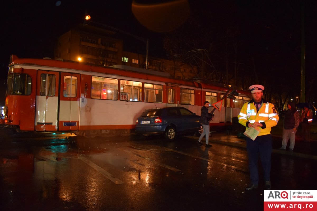 O șoferiță cu Audi a testat de 8 Martie politețea tramvaiului pe B-dul Revoluției ...