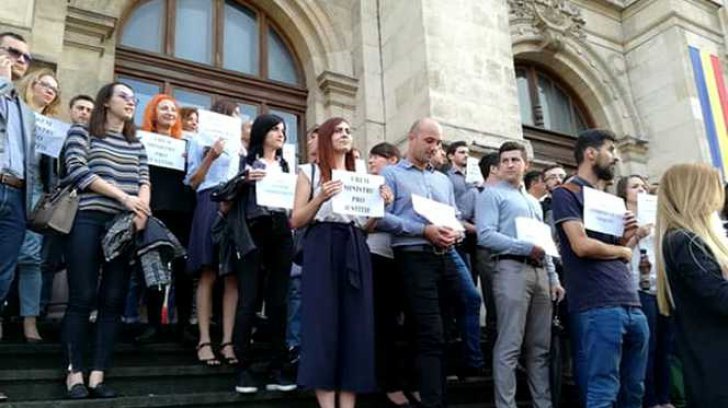 Magistrații continuă protestele împotriva refuzului guvernului de a abroga OUG 7