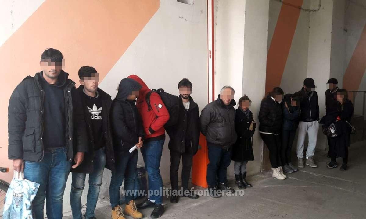 Irakieni descoperiți ascunşi într-o autoutilitară, la Vama Nădlac II