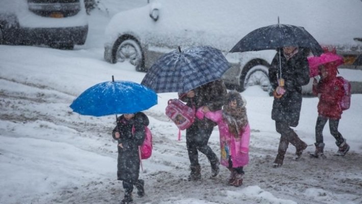 Şcolile s-au redeschis luni. Ce se va întâmpla când se întorc elevii la şcoală