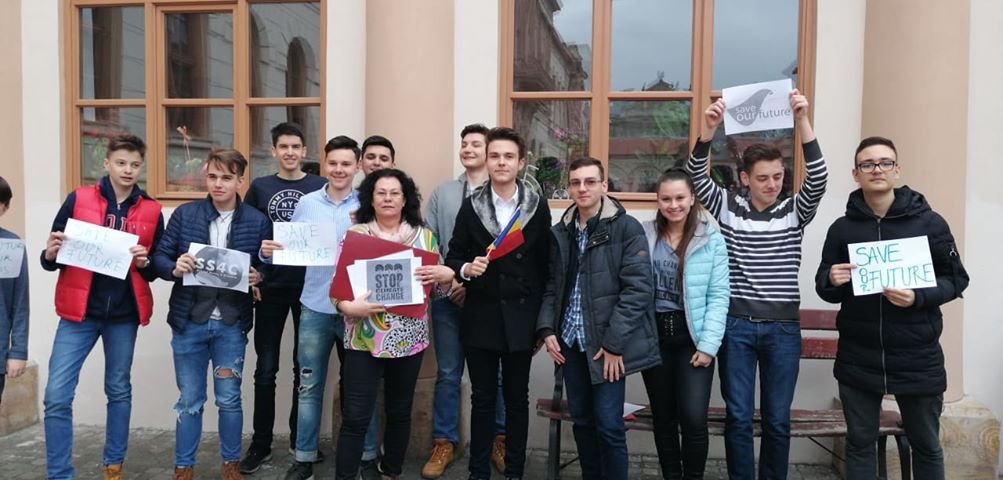 Elevii de la CJE Arad s-au alăturat mișcării #fridaysforfuture pentru problemele climatice