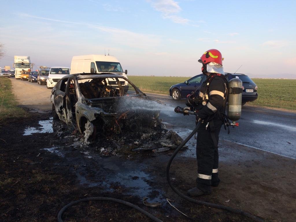 Un BMW ultimul răcnet a ars complet lângă bariera de la Zimandu Nou