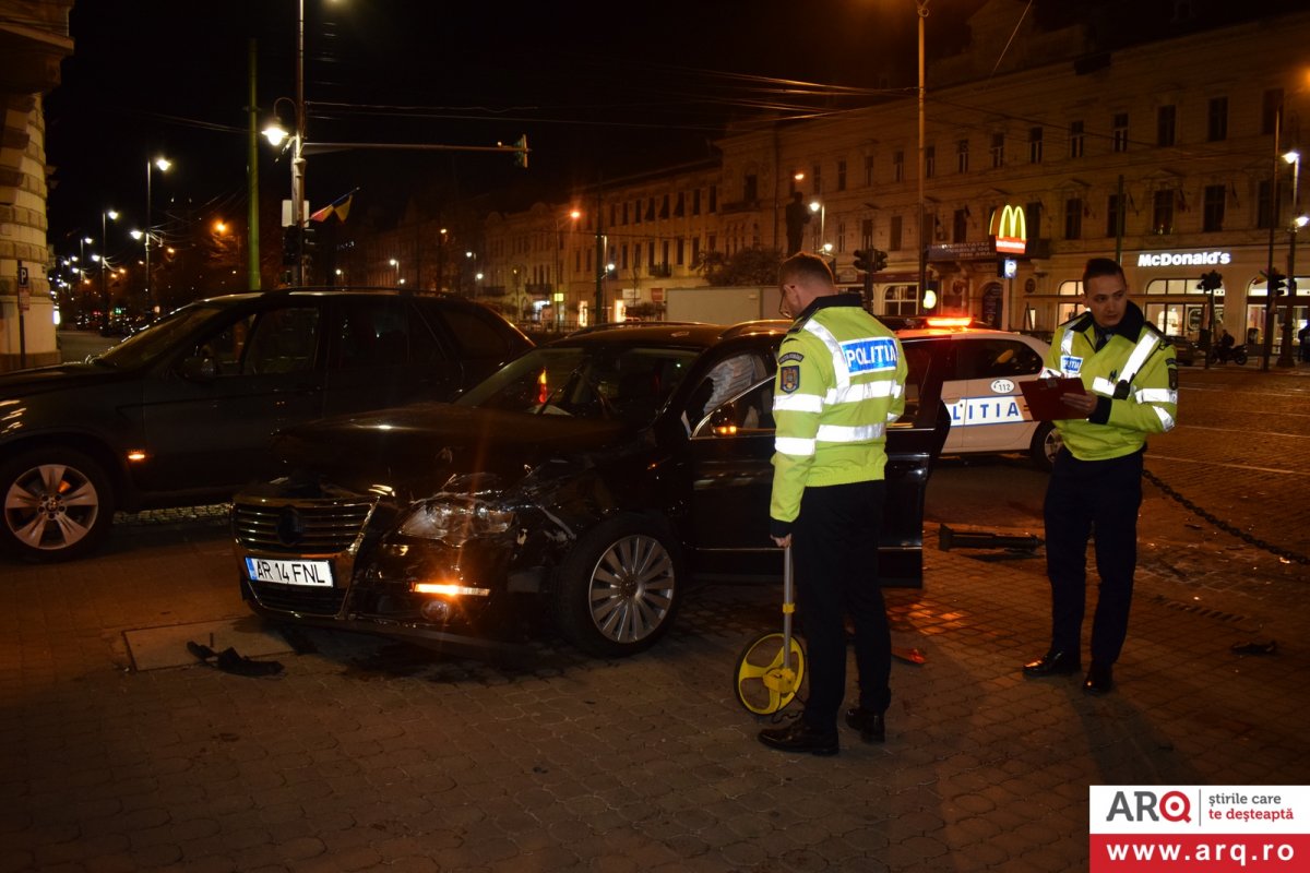 Blondă (cu Toyota) contra brunetă (cu VW) sub un cer cu lună plină