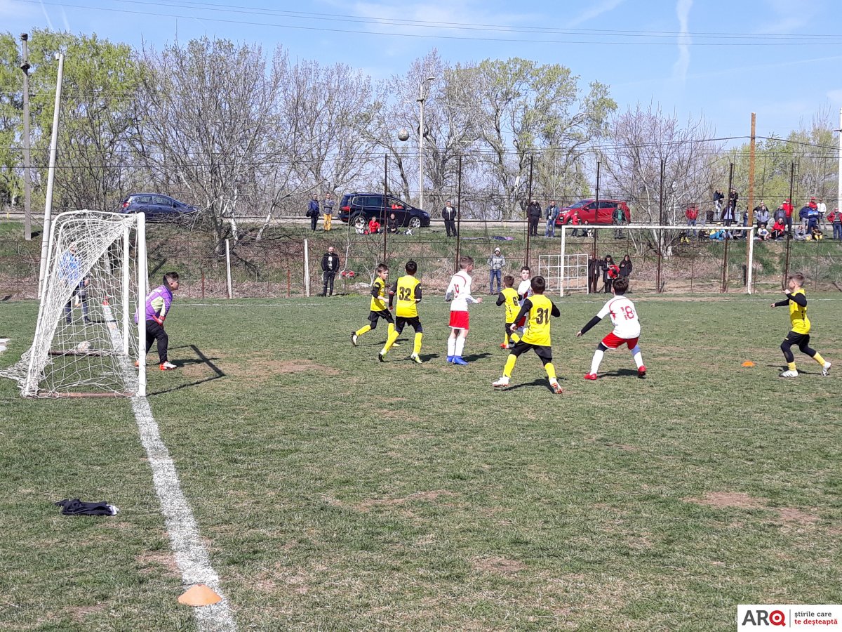 Meciurile din cadrul Turneului play - off , juniori E , continuă