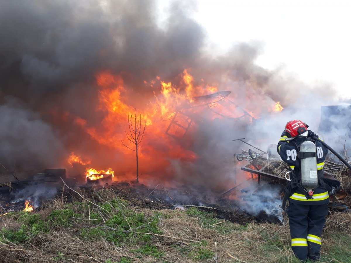 Incendiu propagat de la vegetația uscată la anexele unei ferme