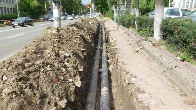 Continuă lucrările de reabilitare a reţelei de canalizare pe Calea Aurel Vlaicu