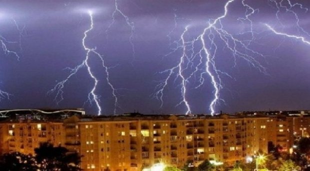 PROGNOZA METEO. Vremea se strică săptămâna viitoare, ploi şi descărcări electrice de marţi