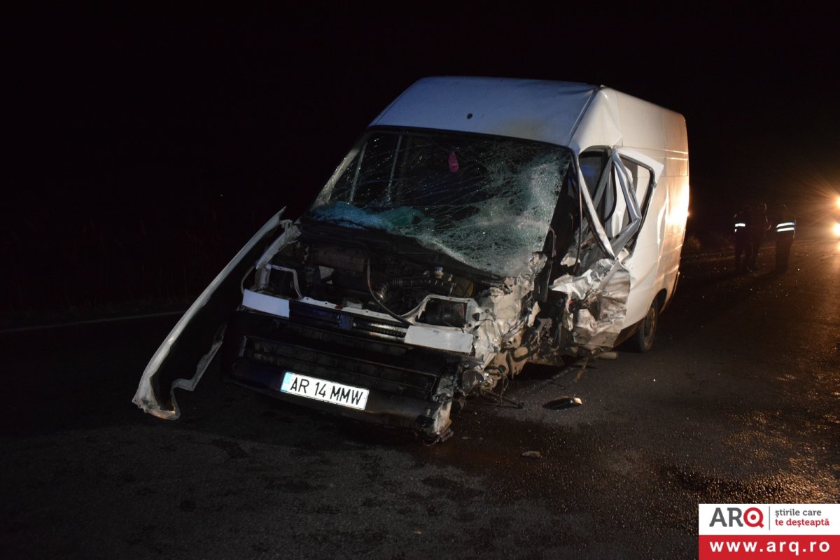 Accident frontal cu două microbuze la ieșirea din Chișineu Criș (Foto-Video)