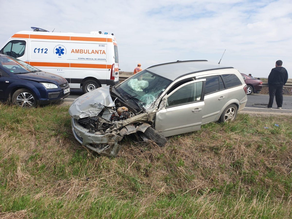 Accident între un microbuz Renalut și două autoturisme pe șoseaua Arad - Oradea