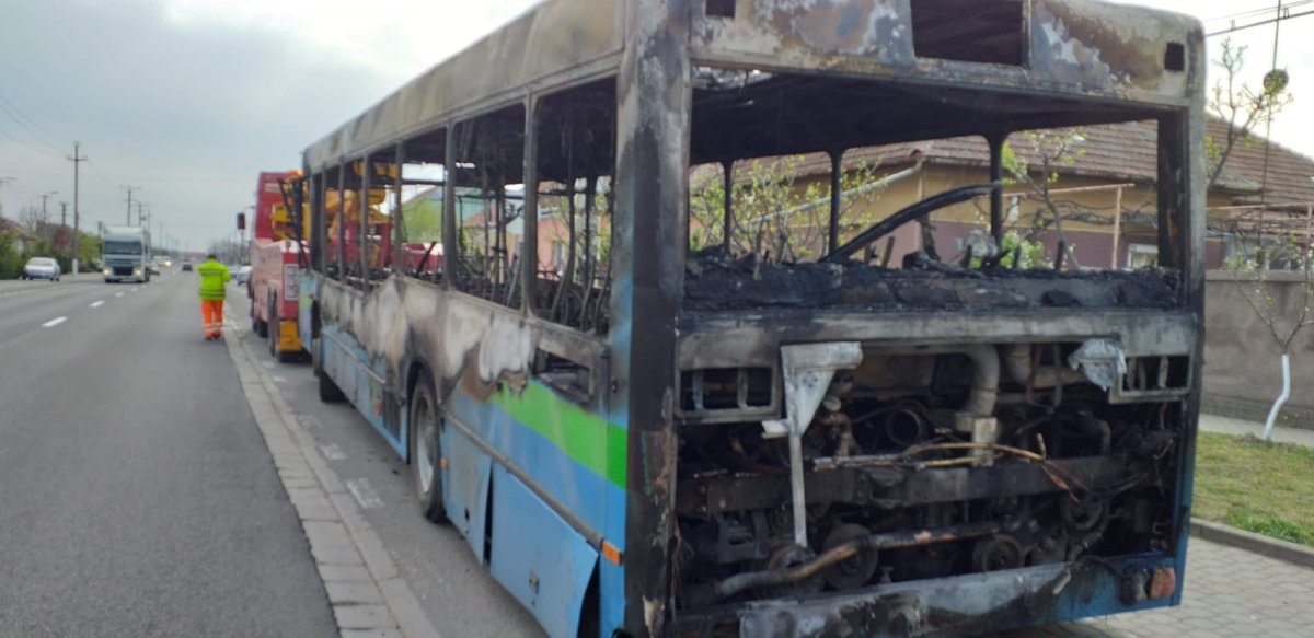 Încă un autobuz PITOTRANS s-a făcut scrum pe autostrada Nădlac - Timișoara (!?)