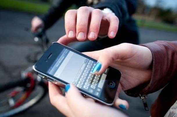 Atenție la hoți! Un tânăr de 17 ani a fost prins furând un telefon la Podgoria