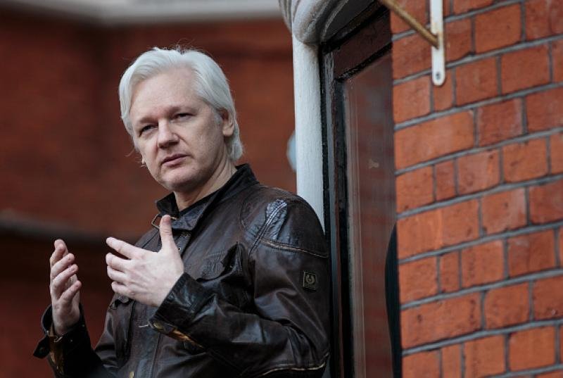 Fondatorul Wikileaks, Julian Assange, a fost arestat în Ambasada Ecuadorului din Londra