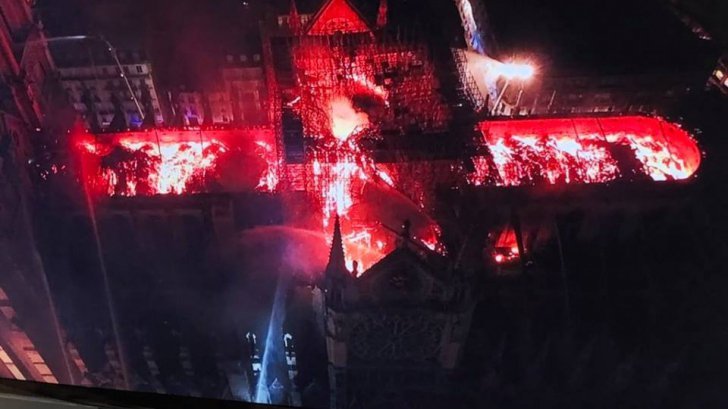 „Vom reconstrui Notre-Dame”, anunță Macron. Primele imagini din catedrală sunt dramatice