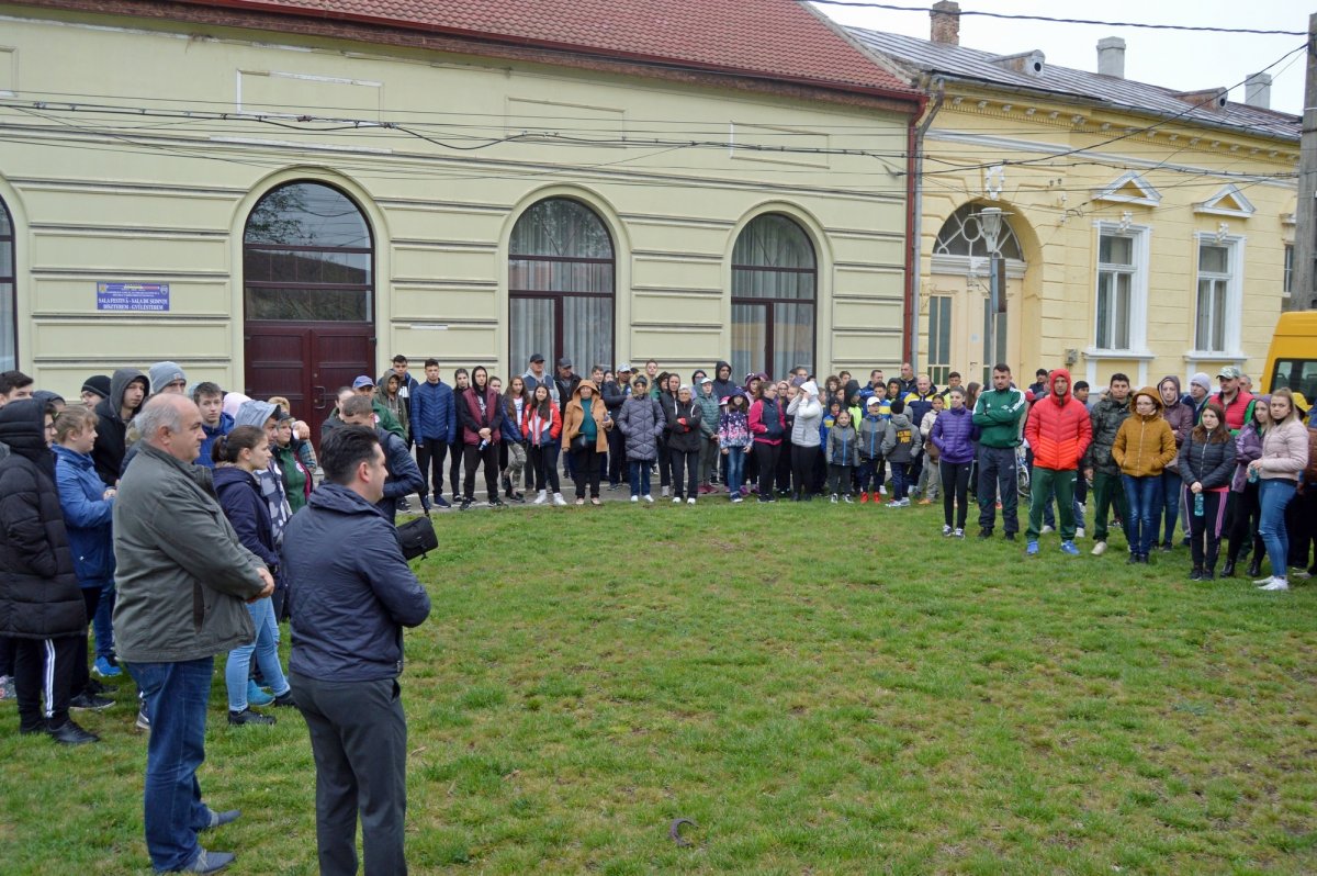 Peste 400 de voluntari au făcut curat la Pecica şi în satele aparţinătoare