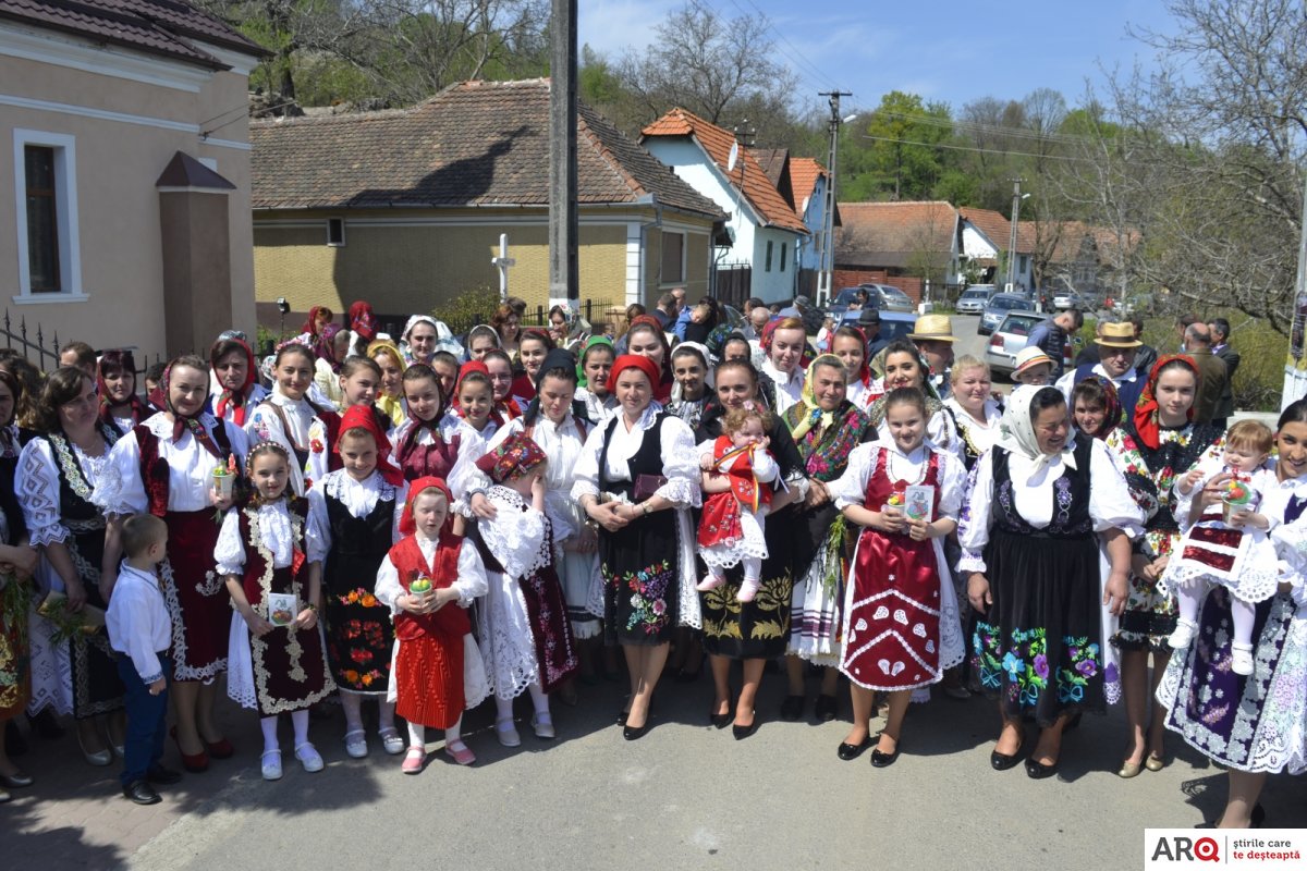 Floriile la Chisindia și Păiușeni - tradiții și port popular la Păiușeni