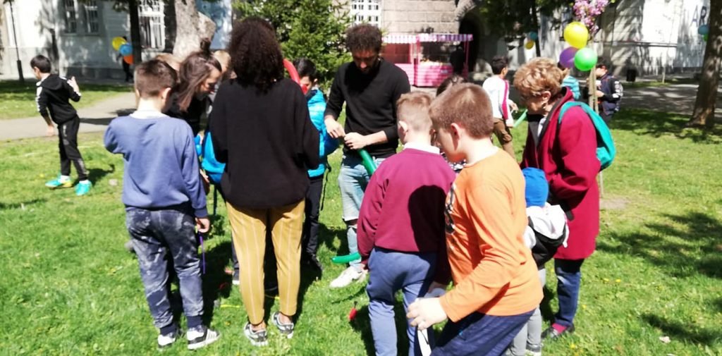 Voluntari Erasmus i-au distrat pe cei mici în Parcul Copiilor