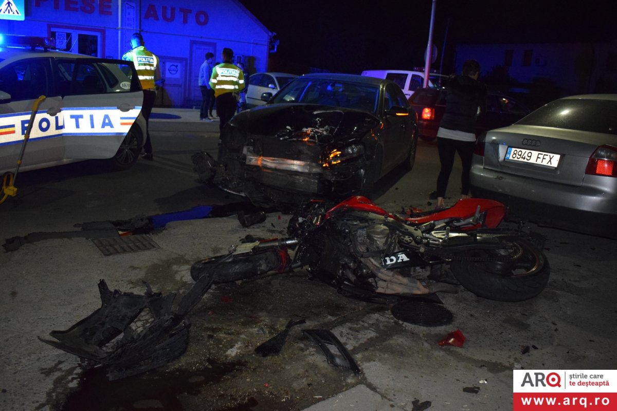 O fată și un băiat de 19 ani răniți grav în accident cu motocicletă contra Audi