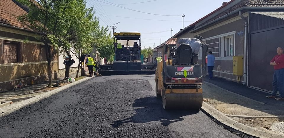 A fost asfaltată prima stradă din cele 55 străzi de pământ din municipiu