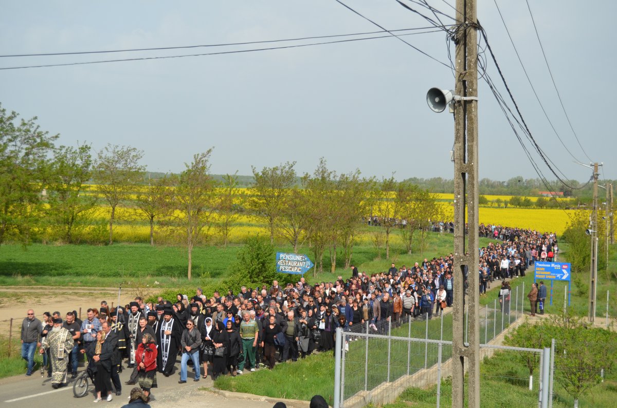 Procesiunea „Drumul Crucii” de la Mănăstirea Hodoș-Bodrog a fost condusă, anul acesta, de P.S. Emilian Crișanul