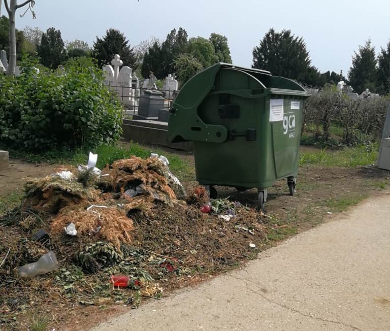 Bătăi de cap din cauza arădenilor care nu folosesc europubelele și țarcurile pentru depozitarea gunoaielor din cimitire