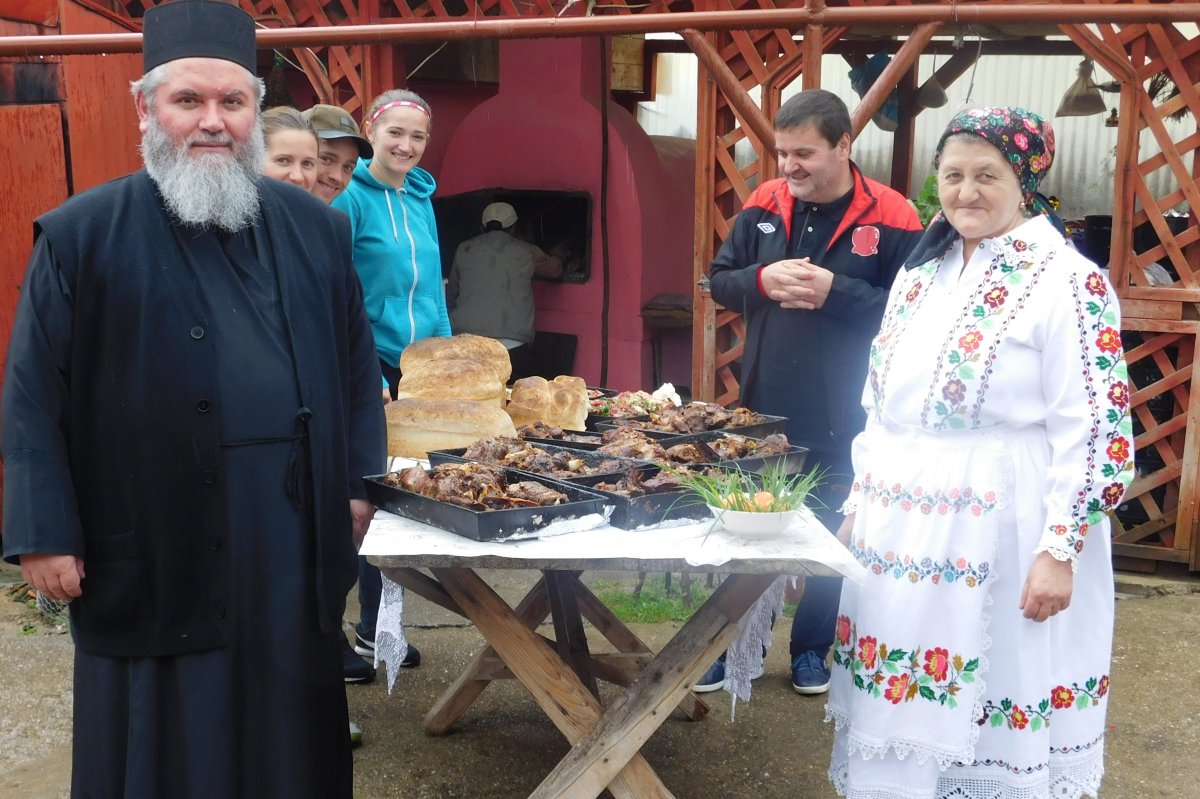 Zeci de familii defavorizate au primit pachete din partea Arhiepiscopiei