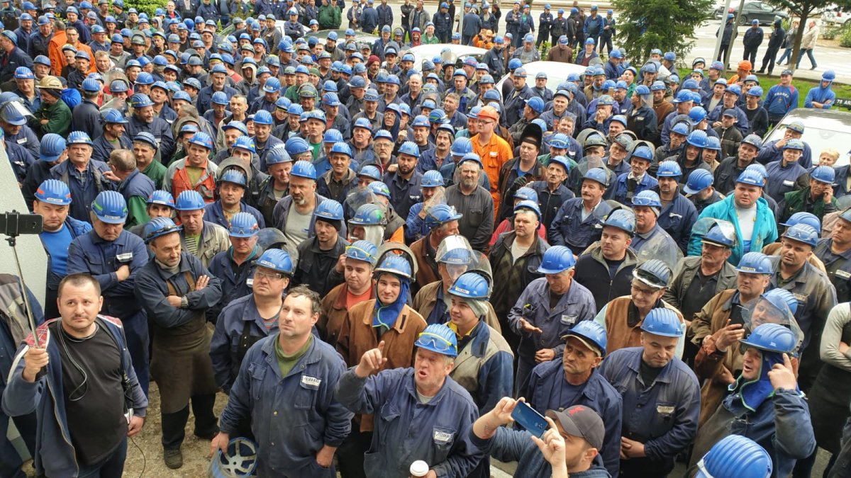 Sute de angajați ai Astra Rail Industries au ieșit în stradă, nemulțumiți de salarii. Ce spune liderul de sindicat acuzat că ar fi pe o mână cu patronatul / UPDATE: O nouă zi de proteste