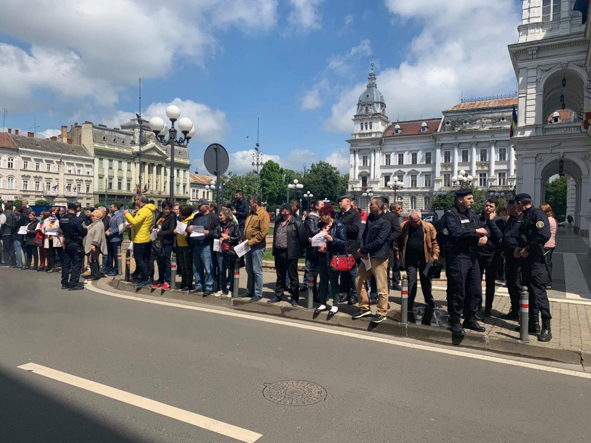 Viorica Dăncilă a fugit huiduită din Arad!