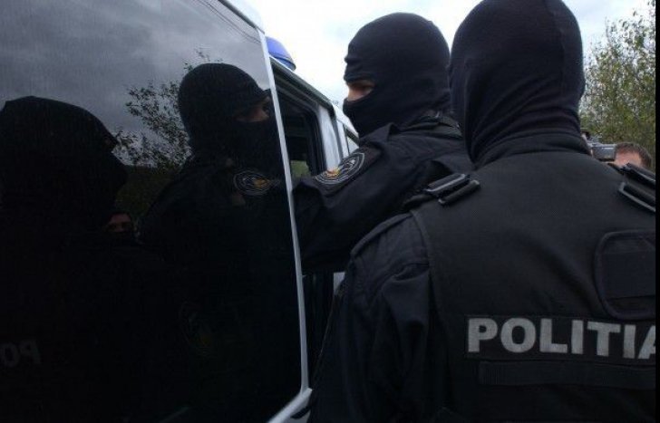 Percheziții de amploare, în cooperare cu poliția din 4 țări UE. Sute de persoane luate pe sus