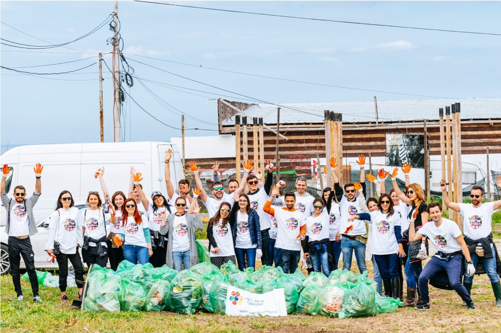 “Let’s Do It, Romania!” & OLX au realizat “The Planet Hero”, prima structură de Trash Art de pe litoralul românesc