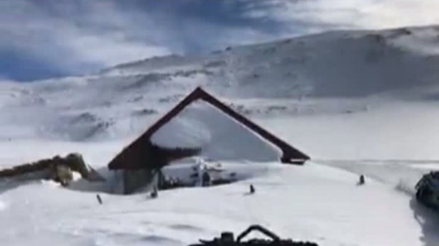 Zăpadă de 1 metru pe Transalpina. Imagini spectaculoase surprinse pe cea mai înaltă şosea din România