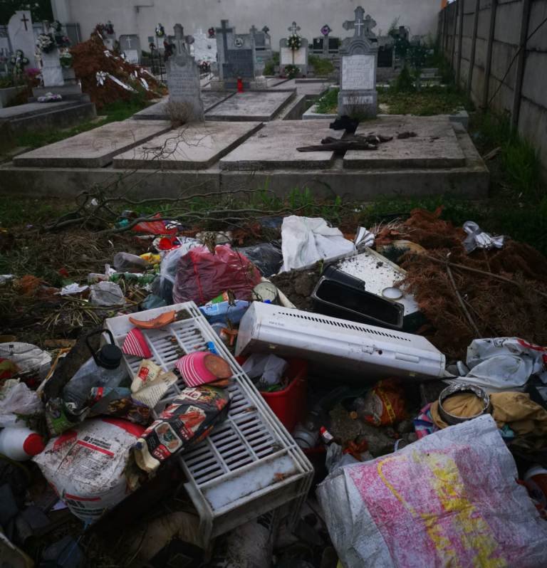 Cimitirul Mureșel transformat în groapă de gunoi